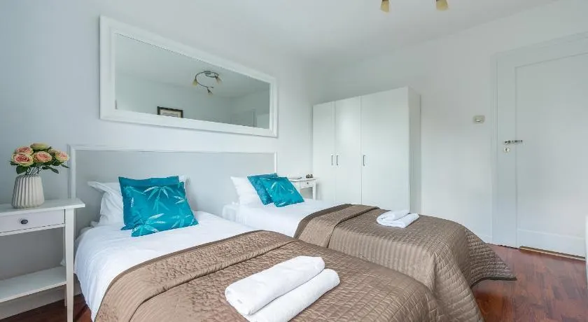 UNITApartament Short Rent Apartment in Warsaw by Metro Station Rondo ONZ Apart with 3bedrooms 22 - Image 1