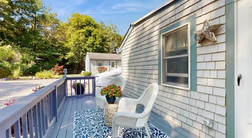 2 Mi to Dowses Beach! Couples Haven in Osterville - Image 1