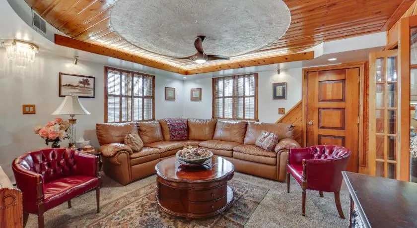 Walk to Park: Family Home in Monroeville! - Image 1