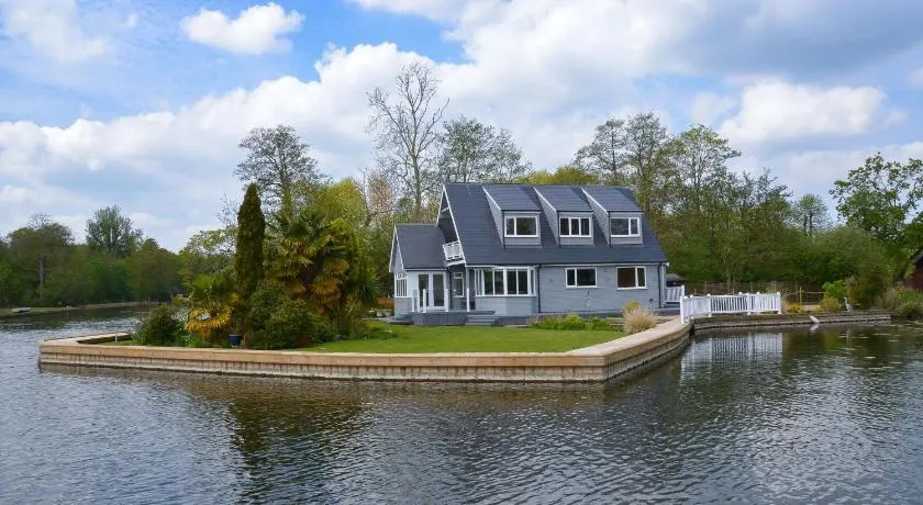 Wildwood Cottage on the river in Wroxham - Image 1