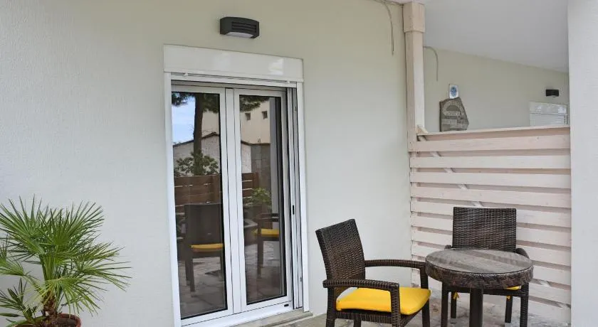 Mokos Rooms - Image 1
