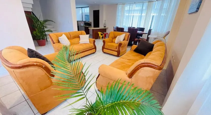 Amplio departamento con garage y cerca al Shopping - Image 1