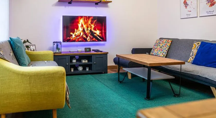 Large bedroom, close to Airport and City Centre - Image 1