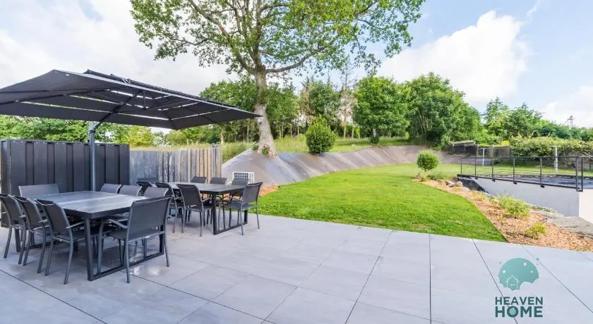 Grande maison familiale avec jardin parking et jeux - Image 1