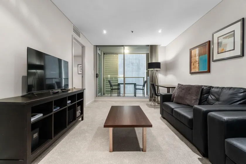 2-Bed City Retreat with Gym and Pool Access - Image 1