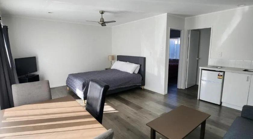 Gardena Court Motel - Image 1