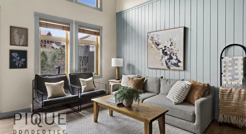 Alpine Loft with Pool, Hot Tub & Mountain Views - Image 1