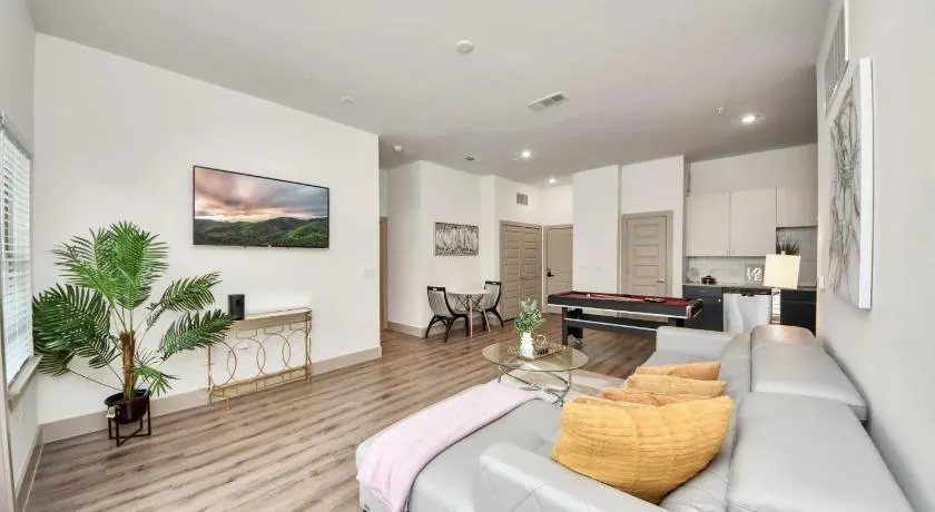 Luxury 2BR Retreat with King Beds Fast Wiff Resort Pool - Image 1