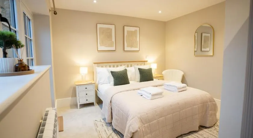 Brand New Modern 2-Bed Dog-Friendly Apartment in Broadway High Street - Sleeps 6 - Image 1