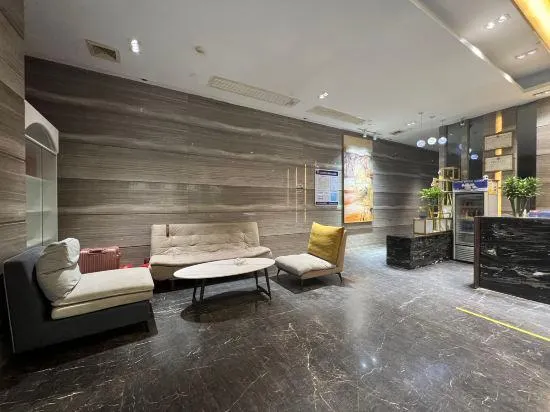 Lucky Hotel - Image 1