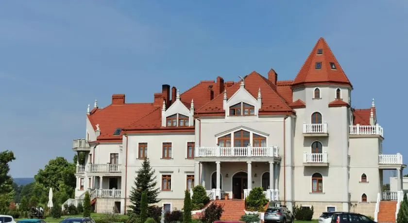 Pałac Koronny Noclegi & Wypoczynek - Image 1