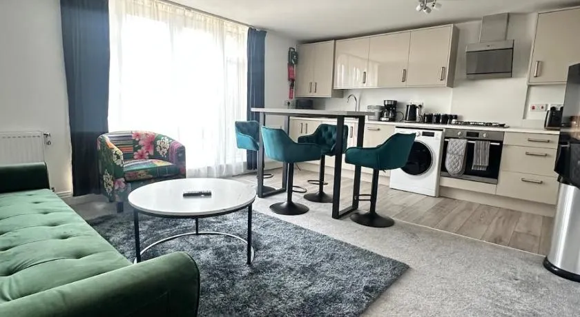 Stylish 2-Bed 2-Bath Apartment, Parking, Woking - Image 1