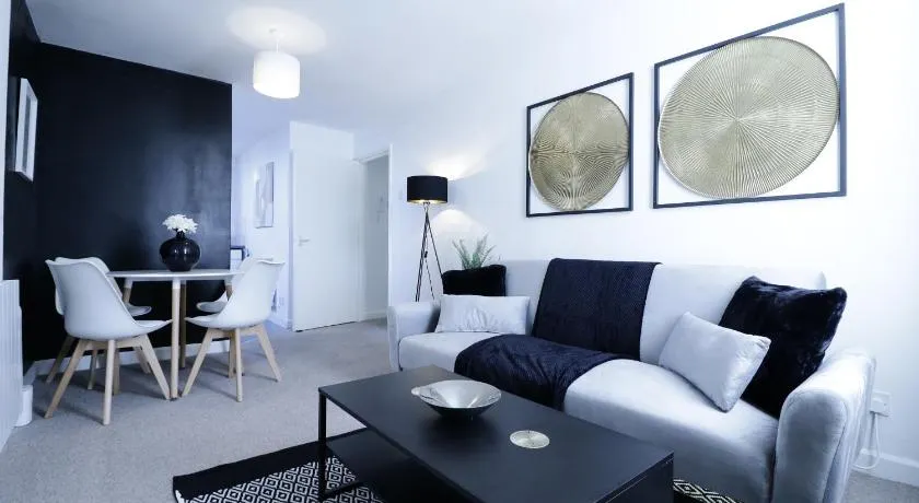 Spacious 2BR Apartment Central Colchester Near Station Fast WIFI - Image 1