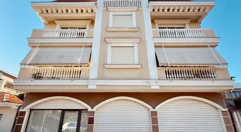 All Seasons Apartments - Free Parking & City Center - Image 1