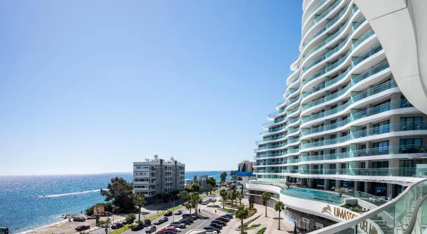 Del Mar Beachfront 'C' 2 Bedroom Residence - Image 1