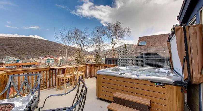 KBM Resorts Private Home Walk to Town and to Ski Access Hot Tub and Fire Pit PNF-860 - Image 1
