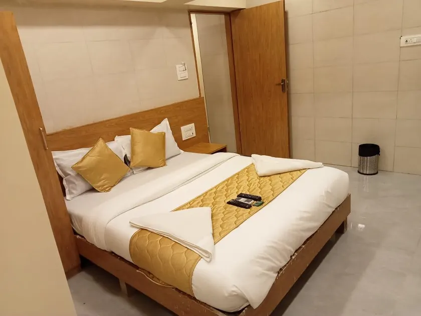 Hotel New Sarah Inn - Image 1