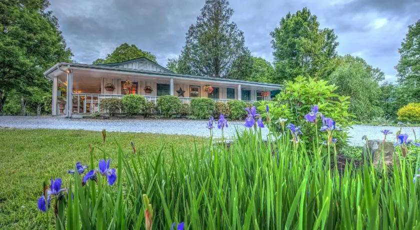 Linville Falls Lodge & Cottages - Image 1