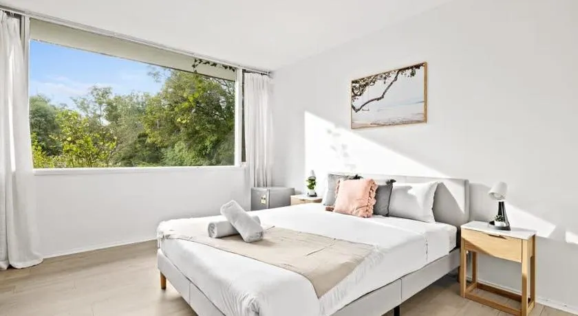 Luminous Ensuite Queen Room - Centrally Located - Image 1