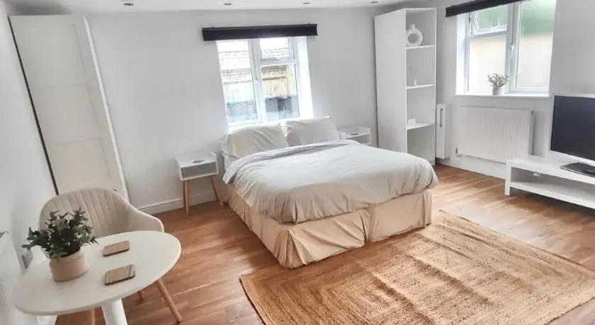Studio flat - Image 1