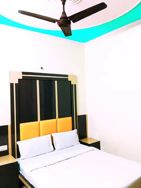 Hotel Queen Palace Guest House - Image 1