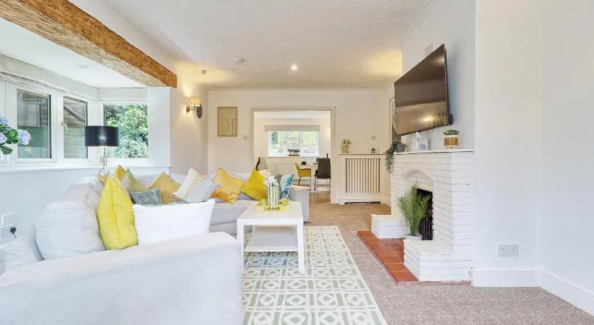 4-Bedroom Family Home with Garden, BBQ & Free Parking in Epping - Image 1