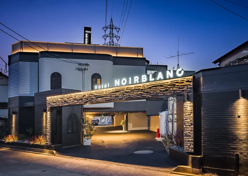 Hotel Noir Blanc - Image 1
