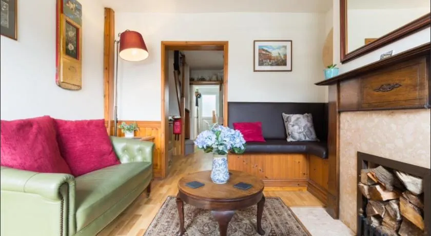 Fergies Canal-Side Cottage - Image 1
