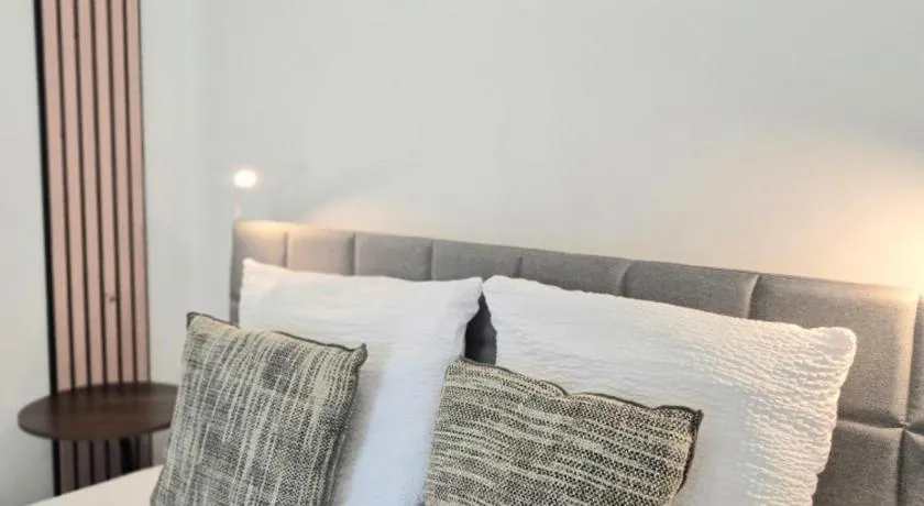 La longère du Moulin, logement T2 indépendant tout équipé avec cuisine, parking individuel avec portail, salon de jardin, belle grande chambre - Image 1