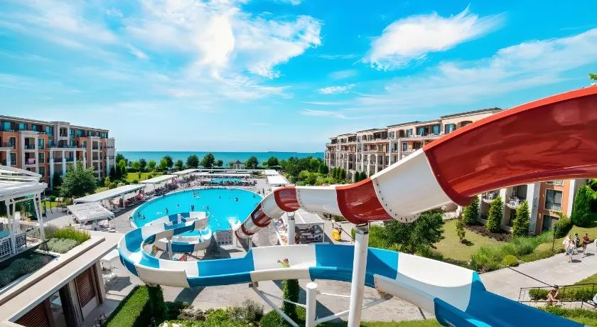 Premier Fort Beach Apartment with Pool & Sea View - Image 1
