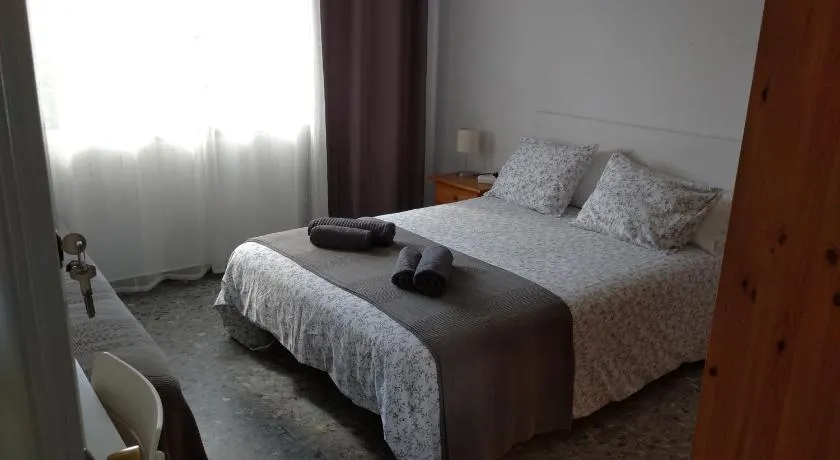 BNB LOLA - Habitacion con Baño privado en el pasillo y aire acondicionado - Image 1