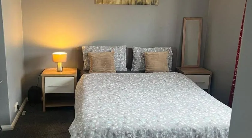 Cozy Private Double Room with Workspace & Garden View - Image 1