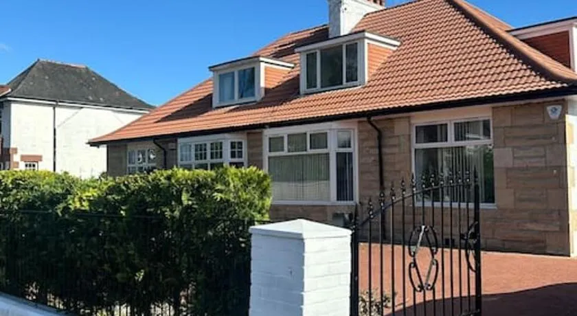 Entire Private 1 Bedroom - Guest Suite in Glasgow - Image 1