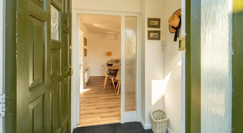 Bumble Bee Bungalow Serviced Accommodation - Image 1