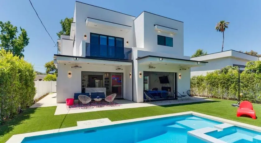 Posh Luxury Modern Home with Pool Spa and Rooftop Deck - Image 1