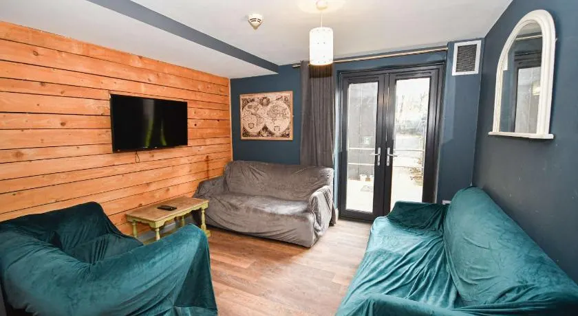 Convenient 4BED Budget Apartment in Headingley - Image 1