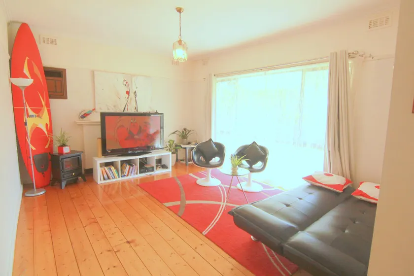 5 beds, Walk to Train, Bus, 10KM Melbourne City - Image 1