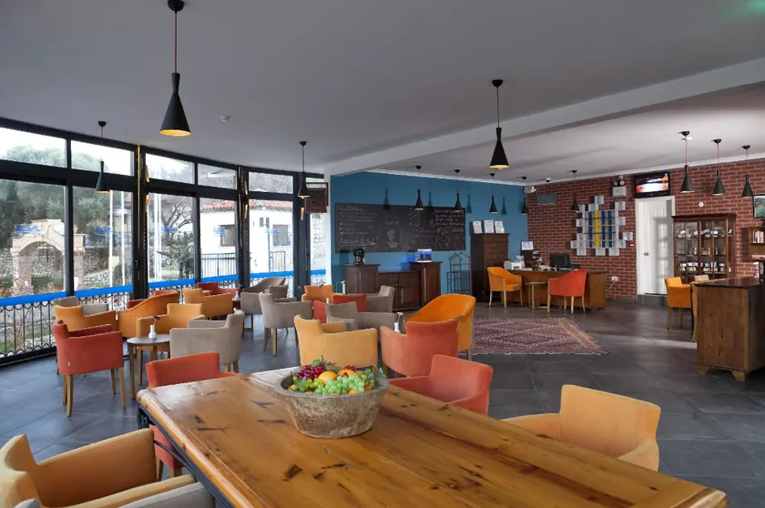 Maya Bistro Hotel & Beach - Image 1
