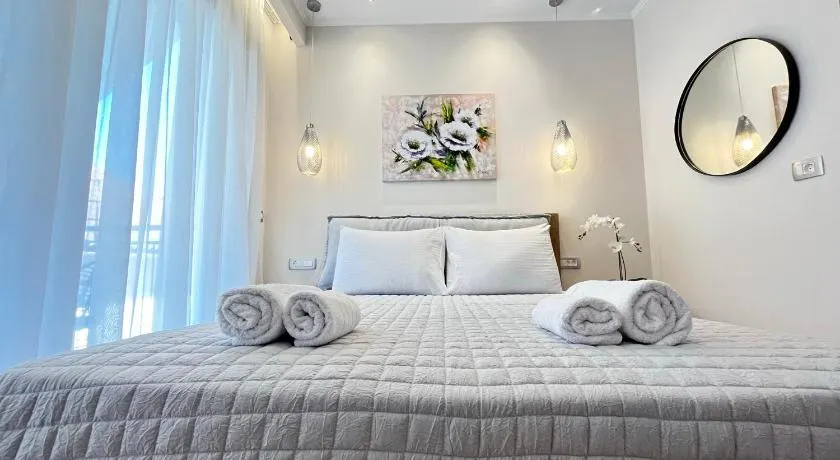 Maison deluxe studios and apartment - Image 1