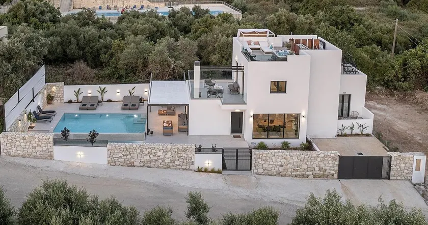 Avrilia Seaside Villa Heated Pool - Image 1