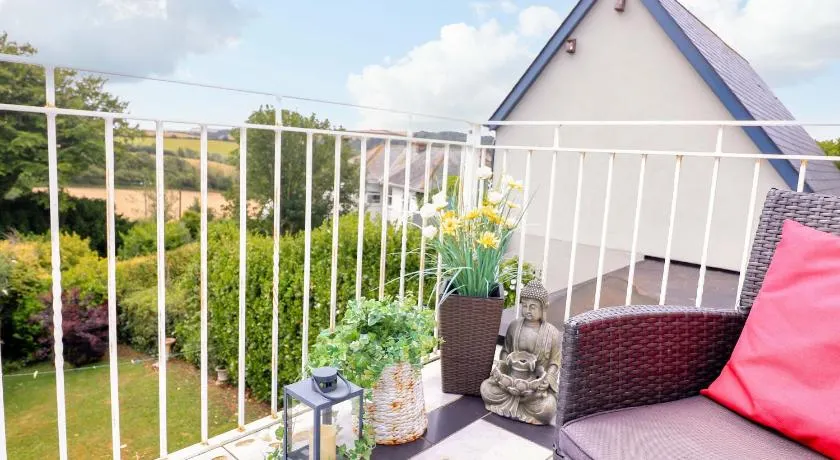 3 Chantry Hill - Image 1