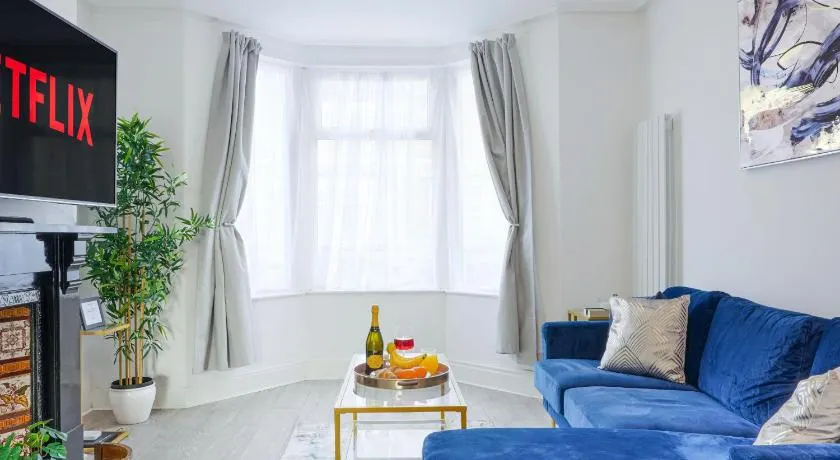 Welcoming House • Great Location • Sleep 6 • Free Parking • Fast Wifi • Yoko Property - Image 1