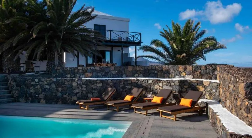 Villa by the Sea - Image 1