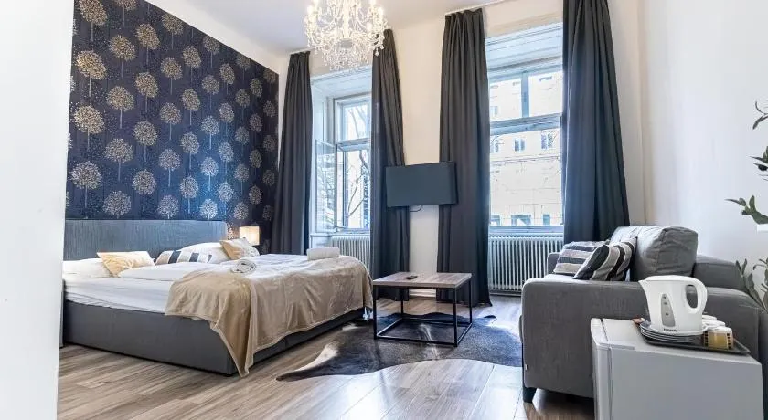 Superbly Central 9 Rooms Complex Ideal for 25 People - Image 1