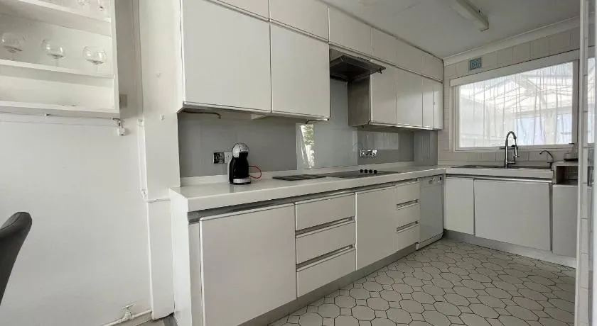 Truehome Close to Stansted Airport - Image 1