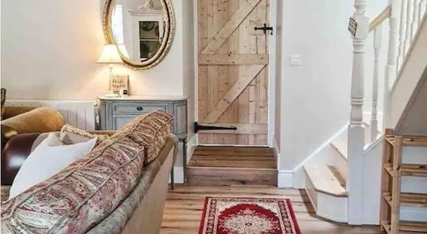 Stunning riverside cottage in central location - Image 1