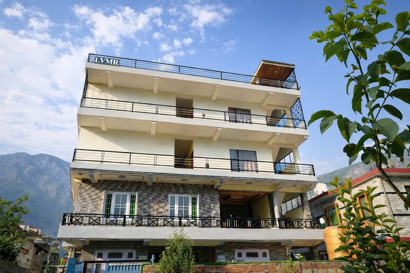 LVMR MIDTOWN STUDIO APARTMENT Shamshi - Image 1