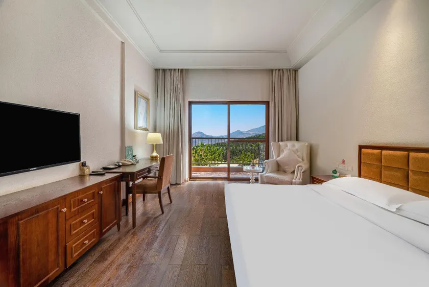 Qunyinghui Holiday Hotel - Image 1