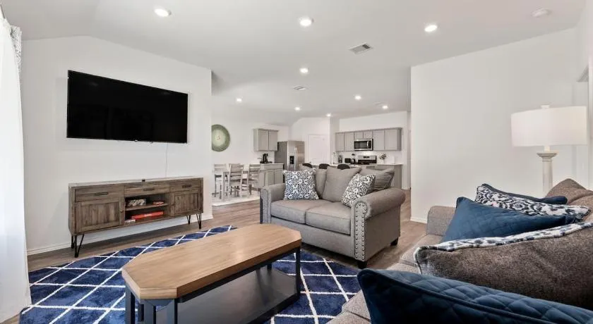 4BR Magnolia Retreat Near The Woodlands - Image 1