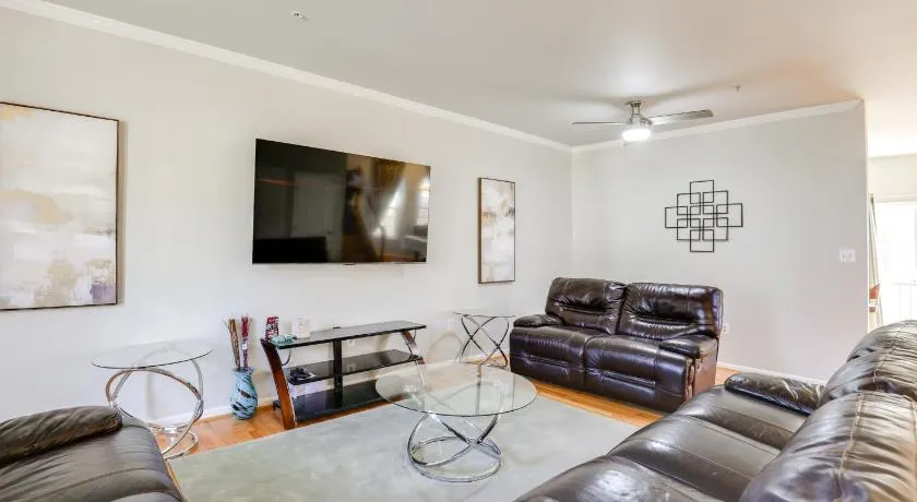 5 Mi to Show Place Arena: Quiet Townhome w/ Patio - Image 1